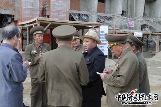 金正恩戴草帽视察工地承诺再建更多教育家住宅[1]-