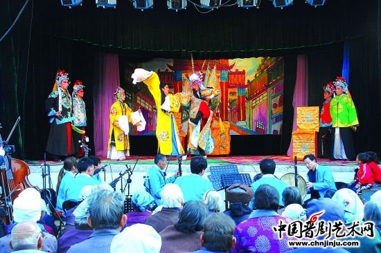 2013年7月，市蒲剧团在灵宝市川口乡赵家沟村演出折子戏《黄逼宫》 