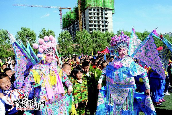 演员展示晋剧《杨门女将》