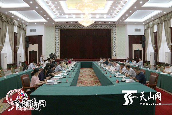 全国政协调研组在乌鲁木齐举行座谈会。